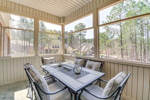 Screened-In Porch | Dining Space