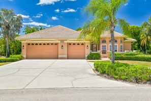 Bonita Bliss - New remodeled Florida Pool Home! Heated Pool & Spa - 5 Mins to Gulf Beaches!