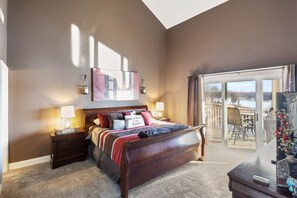Relaxation at its finest with a comfortable king bed plus picturesque views.