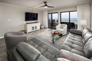 Living Room - So much comfortable seating!
