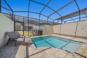 Amazing Private Pool of the Townhouse in Kissimmee Florida - Dive into refreshing poolside escape - Lounge in tranquility by the sparkling waters - Immerse yourself in the cool elegance of pool
