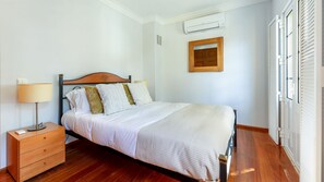 The master bedroom offers a comfy mattress and quality bed linen as well as an en suite bathroom for maximum comfort
#bedroom #bed #rest #relax #algarve #portugal