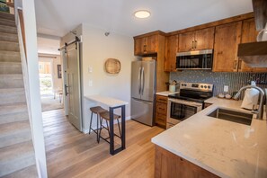 Entrance view to kitchen.jpg