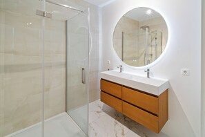 Clean lines, calming atmosphere. Appartement Roosendaal – your escape.
Strakke lijnen, rustgevende sfeer. Appartement Roosendaal – jouw escape.
Klare Linien, beruhigende Atmosphäre. Appartement Roosendaal – Ihre Auszeit.