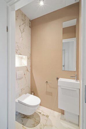 Rain shower to refresh and relax. Bed en Koffie – Overnachten Roosendaal in comfort.
Regendouche om op te frissen en te ontspannen. Bed en Koffie – Overnachten Roosendaal in comfort.
Regendusche für Erfrischung und Entspannung. Bed en Koffie – Übernachten Roosendaal mit Komfort.