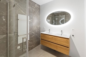 Overnachten Roosendaal – Enjoy a private rain shower and large double sink in the bathroom.
Overnachten Roosendaal – Geniet van een privé regendouche en grote dubbele wastafel in de badkamer.
Overnachten Roosendaal – Erleben Sie eine private Regendusche und ein großes Doppelwaschbecken im