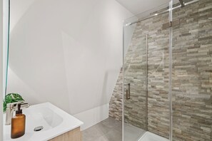Rain shower and double sink for a spa-like experience. Hotel Roosendaal comfort at its best.
Regendouche en dubbele wastafel voor een spa-ervaring. Hotel Roosendaal comfort op z’n best.
Regendusche und Doppelwaschbecken für ein Spa-Erlebnis. Hotel Roosendaal Komfort vom Feinsten.
