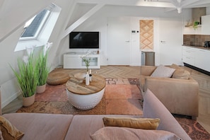 Appartement Roosendaal – Enjoy meals at the stylish dining area connected to the kitchen.
Appartement Roosendaal – Geniet van je maaltijden aan de stijlvolle eettafel bij de keuken.
Appartement Roosendaal – Genieße deine Mahlzeiten im stilvollen Essbereich neben der Küche.