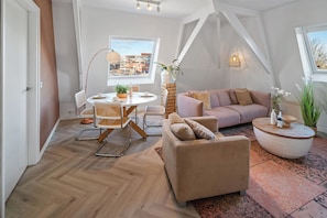 Centrum Roosendaal – The ideal base for a city visit with all comforts at your fingertips.
Centrum Roosendaal – De ideale uitvalsbasis voor een stadsbezoek met alle comfort binnen handbereik.
Centrum Roosendaal – Die ideale Basis für deinen Städtetrip – mit allem Komfort direkt vor Ort.