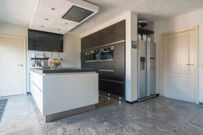 Cook like a pro! This modern, fully equipped kitchen is the perfect place to prepare family meals together.