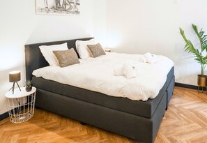 Cozy bedroom in the heart of Centrum Tilburg – Bed en Koffie comfort.
Gezellige slaapkamer in hartje Centrum Tilburg – Bed en Koffie
Gemütliches Schlafzimmer im Zentrum von Tilburg – Bed en Koffie