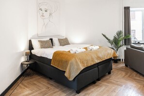 Stay right in downtown Tilburg with a cozy and inviting bedroom and a budget-friendly studios—perfect for Efteling or Beekse Bergen trips.