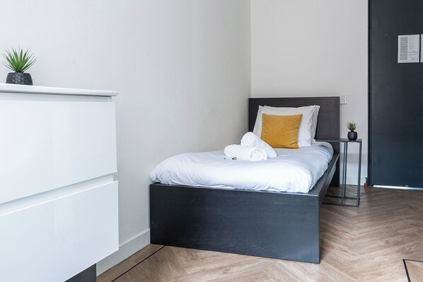 "Moderne comfort ontmoet minimalistische charme bij Bed en Koffie Central, voor een rustgevend en betaalbaar verblijf in het hart van Tilburg.