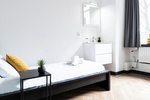 Kleine ruimte, grote stijl—onze minimalistische slaapkamer bij Bed en Koffie Central is een modern toevluchtsoord, ontworpen voor comfort en rust tijdens je verblijf nabij Hotel Centrum Tilburg.