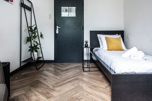 Onze gezellige slaaphoek, met minimalistisch design en doordachte details, biedt een rustige retraite voor een comfortabel en betaalbaar verblijf bij Bed en Koffie Central.