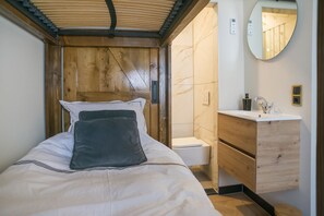 Enjoy a restful night in this newly renovated, cozy bedroom designed for ultimate comfort.

Rustige nachten in Harmony—een eenvoudige maar warme kamer met tuin en keuken toegang nabij Hotel Eindhoven en Poppodium 013.