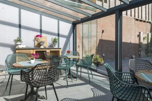 Relax and unwind in the shared seating area, perfect for enjoying a coffee or a good conversation.

Comfort en gemak komen samen—kamer met keuken toegang, vlakbij Poppodium 013 overnachten en het sprookjesachtige Efteling.