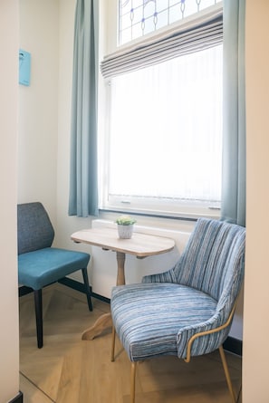 Sip coffee and chat in our charming seating corner.
Een goedkoop verblijf met karakter—keukentoegang en snelle bereikbaarheid van Efteling en Poppodium 013 vanuit Bed en Koffie.