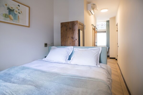 Sink into comfort with our plush, inviting bed. Kom tot rust in een comfortabele kamer bij Hotel Centrum Tilburg’s Bed en Koffie, met eigen keukenfaciliteiten en een budgetvriendelijke prijs, dicht bij Efteling en Poppodium 013.