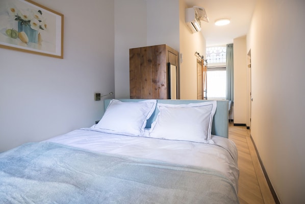 Sink into comfort with our plush, inviting bed. Kom tot rust in een comfortabele kamer bij Hotel Centrum Tilburg’s Bed en Koffie, met eigen keukenfaciliteiten en een budgetvriendelijke prijs, dicht bij Efteling en Poppodium 013.