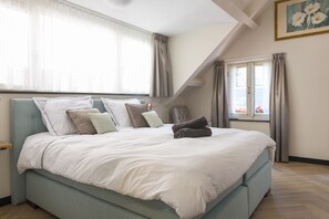 Affordable elegance in the heart of Tilburg—stay at Bed en Koffie with kitchen access, ideal for relaxing after a day at Efteling or a night at Poppodium 013.