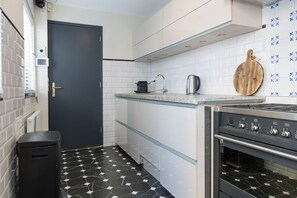 Entertain guests with ease in our open-plan kitchen.

Goedkoop verblijven in het hart van Tilburg—geniet van een gezellige kamer bij Bed en Koffie met toegang tot een gedeelde keuken en groene tuin, perfect voor uitstapjes naar de Efteling of 013.