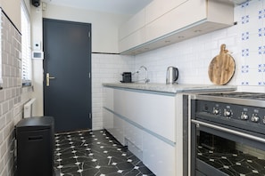 Entertain guests with ease in our open-plan kitchen.
Goedkoop verblijven in het hart van Tilburg—geniet van een gezellige kamer bij Bed en Koffie met toegang tot een gedeelde keuken en groene tuin, perfect voor uitstapjes naar de Efteling of 013.