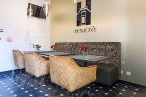 Lounge comfortably in our well-appointed seating space.

Centraal en voordelig overnachten—Bed en Koffie biedt kamers met gedeelde keuken en tuin, perfect voor wie goedkoop wil logeren in Tilburg nabij 013 en Efteling.