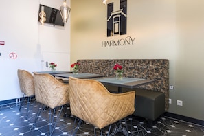 Lounge comfortably in our well-appointed seating space.
Centraal en voordelig overnachten—Bed en Koffie biedt kamers met gedeelde keuken en tuin, perfect voor wie goedkoop wil logeren in Tilburg nabij 013 en Efteling.