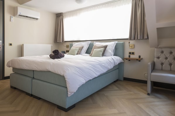 Wake up refreshed at Hotel Centrum Tilburg’s Bed en Koffie—your stylish and cheap home base for Efteling and Poppodium 013 adventures.