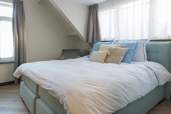 Simple and stylish bedroom in the heart of Tilburg. Budget-friendly room with city charm and central access.