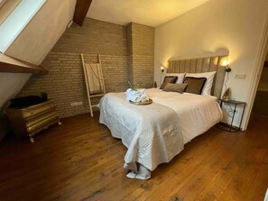 Sleep like royalty in this cozy bedroom with a comfy bed and soothing atmosphere, perfect for a restful night’s sleep.