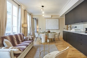 Espace de vie : Salon avec canapé lit double, cuisine ouverte et coin repas pour 6 personnes