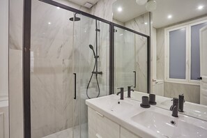Salle de bain 1 avec douche