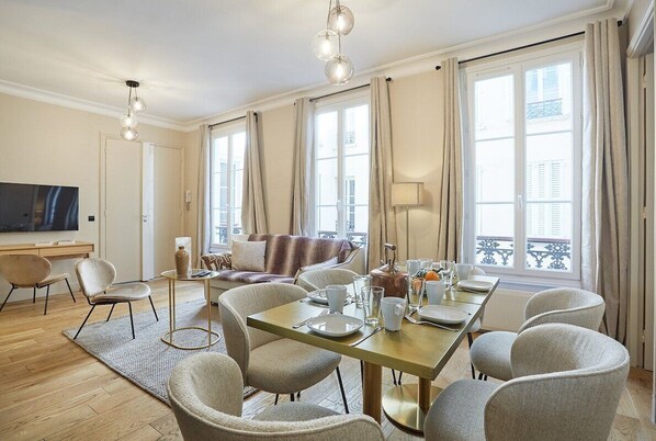 Espace de vie : Salon avec canapé lit double et coin repas pour 6 personnes