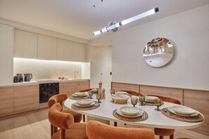 Cuisine ouverte tout équipée sur Salle à manger 6 personnes