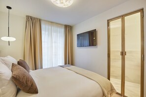 Chambre 2 lit queen size TV WIFI / SDB lavabo et douche