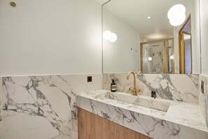 SDB Chambre 2 lavabo et douche