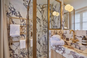 Salle de bain Chambre 1 lavabo douche et toilette