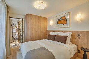 Chambre 1 lit queen size avec SDB lavabo, douche et toilette