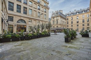 La célèbre Place Valois dans Emily in Paris