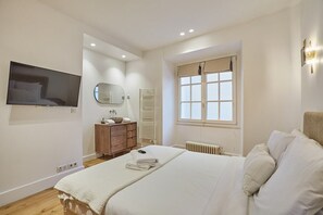Chambre 2 avec lit 160 cm et salle de bain