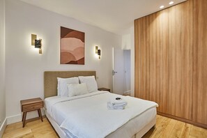 Chambre 2 avec lit 160 cm et salle de bain