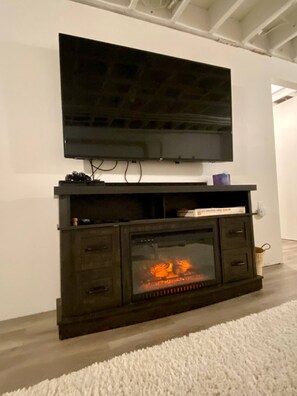 Electric fireplace
Tv
Ps4 
