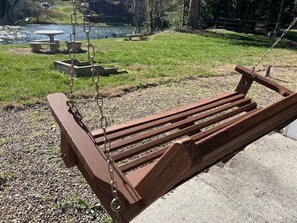 Pappaws Pad 2 Porch Swing