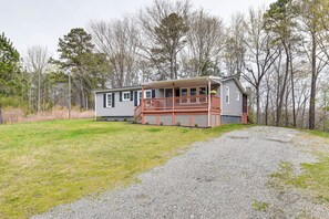 Home Exterior | Central Air Conditioning | Screened-In Porch