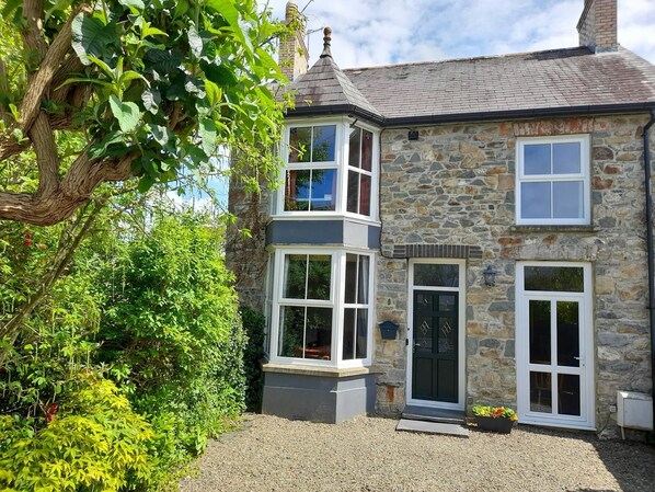 Front of property with gravelled driveway
