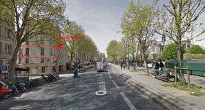 Best location: feet away from the Notre Dame cathedral. Walk to all monuments.