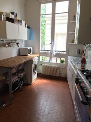 Full kitchen