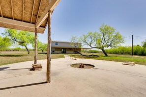 Private Yard | Fire Pit | Cornhole